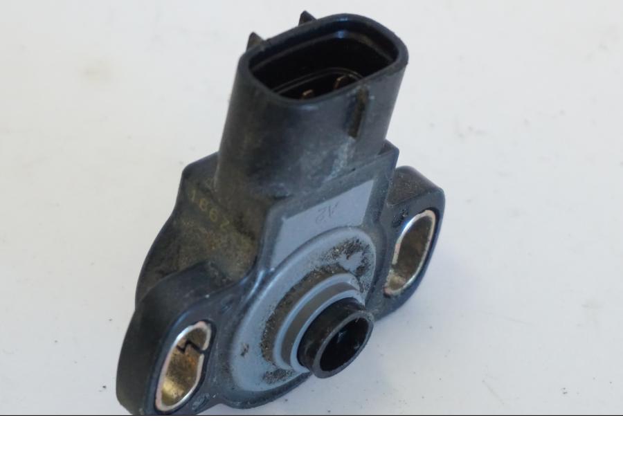 Snett uppifrån på TPS från en Yamaha YZF 1000 R -1997 motorcykel.