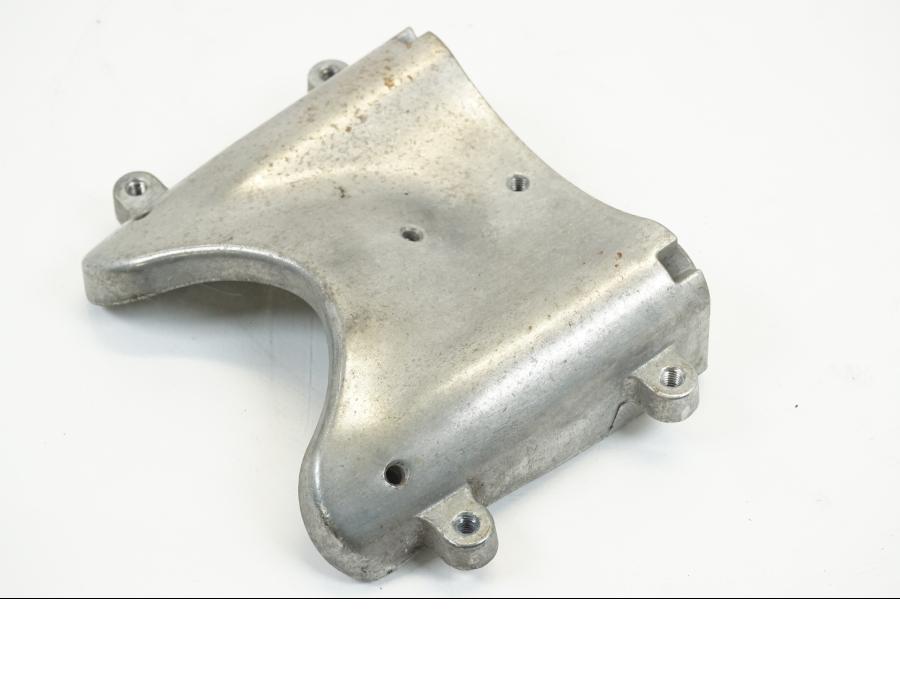 Framsidan på Strålkastarfäste från en Suzuki VL 1500 -1999 motorcykel.