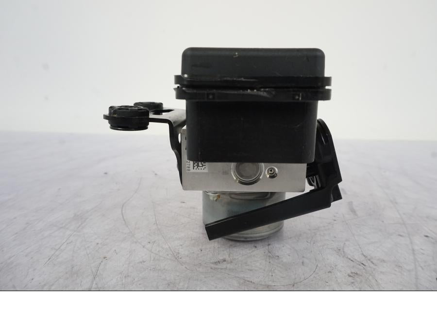 Höger sida på ABS Modulator från en KTM 1290 Super Duke R -2023 motorcykel.