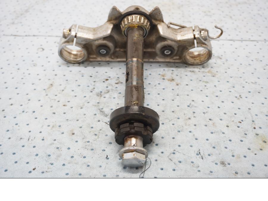 Baksidan på Gaffelkrona från en Kawasaki EN 500 -1999 motorcykel.