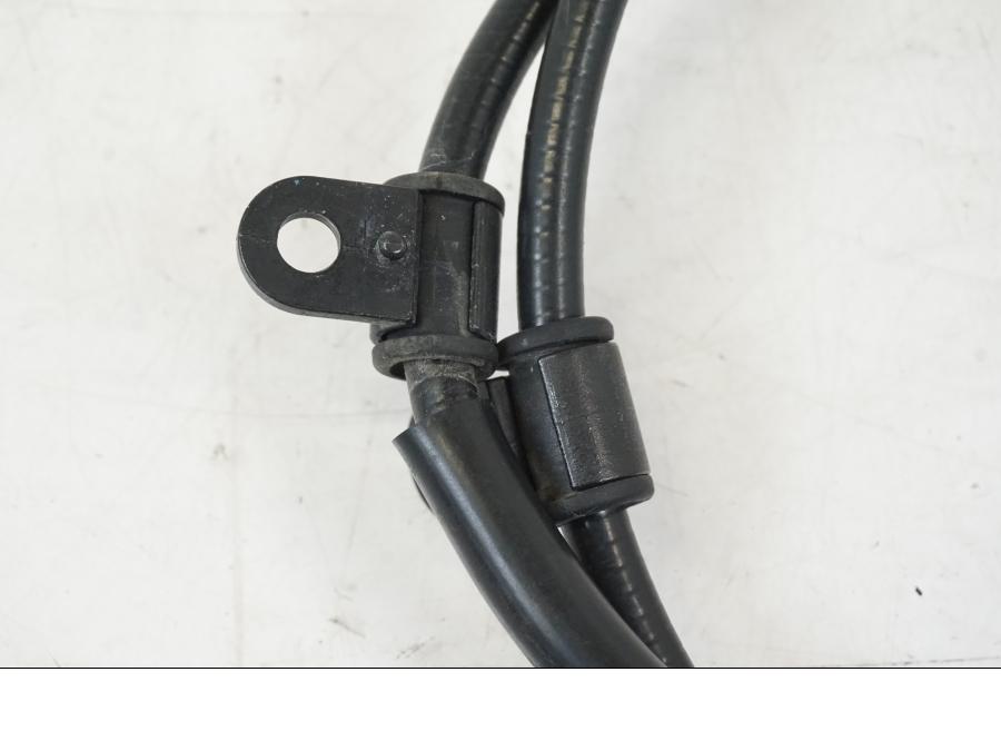 Snett nerifrån på Kopplingsvajer från en Triumph Speed Triple -2021 motorcykel.