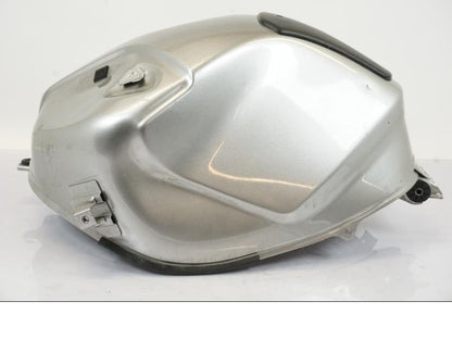 Snett uppifrån på Bensintank från en Honda NT 700 -2008 motorcykel.