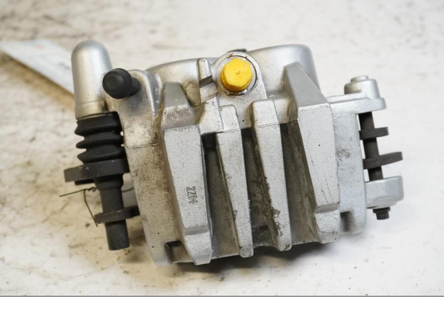 Baksidan på Bromsok från en Suzuki VL 800 -2003 motorcykel.