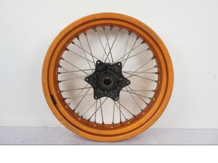 Framsidan på Fälg från en KTM 690 SMCR -2016 motorcykel.