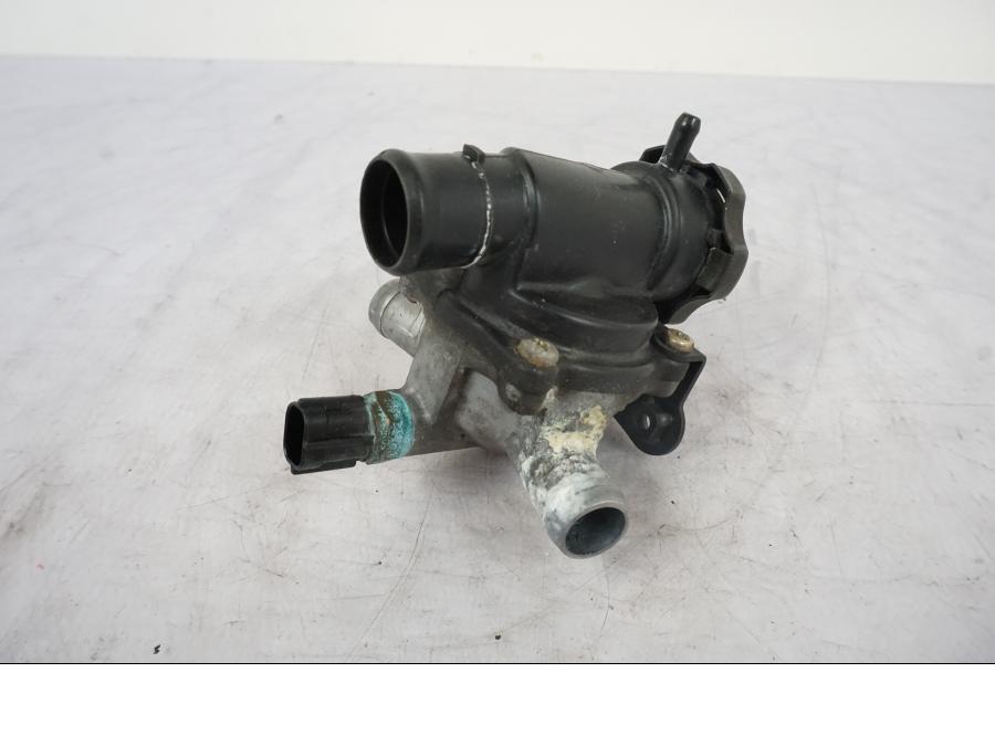 Baksidan på Vattentermostathus från en Kawasaki VN 1500 -2003 motorcykel.