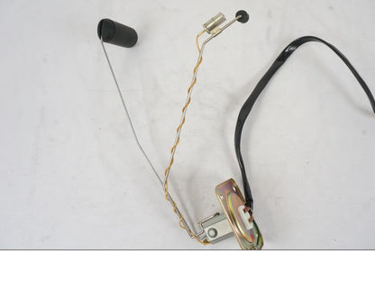 Snett nerifrån på Bensintankgivare från en Honda VFR 750 -1994 motorcykel.