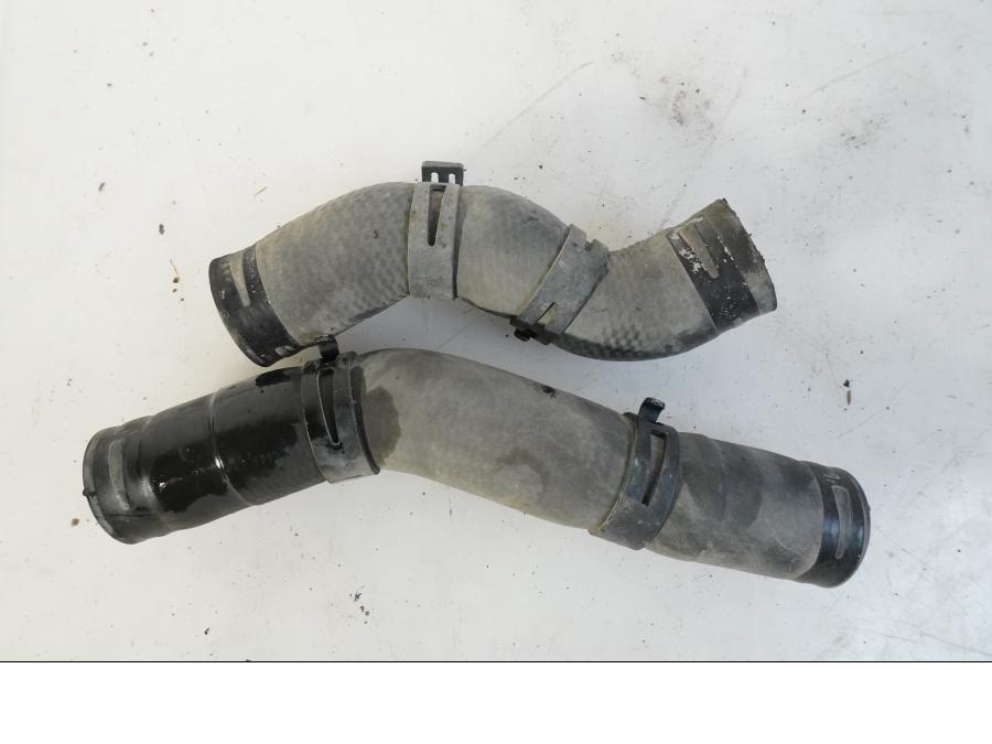 Framsidan på Vattenkyl Slang Set från en BMW F 800 GS -2008 motorcykel.