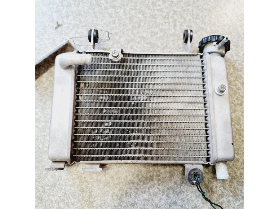 Framsidan på Vattenkyl från en Honda CBR 125 R -2011 motorcykel.