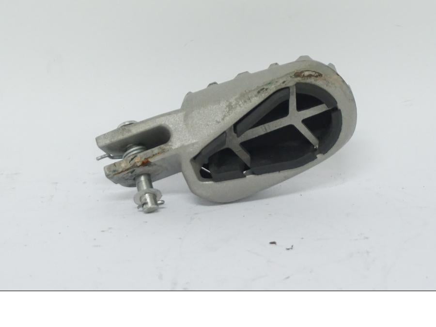 Höger sida på Fotpinne från en Ducati Desert X -2022 motorcykel.