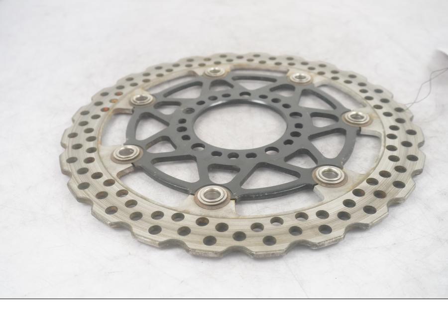 Höger sida på Bromsskiva från en Kawasaki Versys 650 -2007 motorcykel.