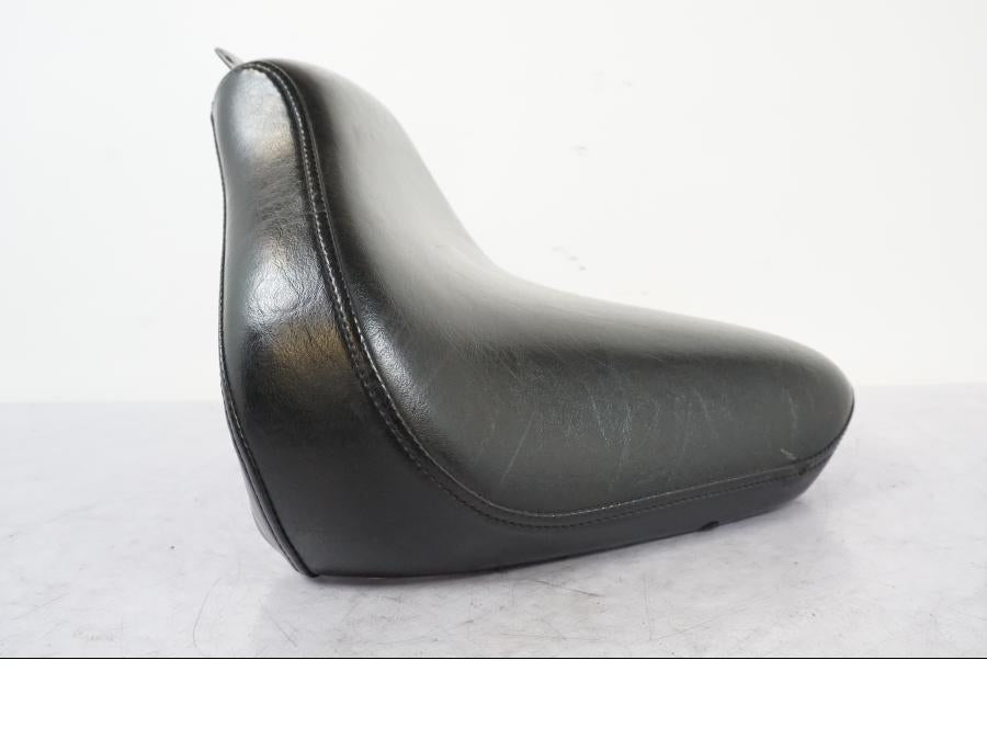 Snett nerifrån på Sadel från en Yamaha XVS 1100 -2000 motorcykel.