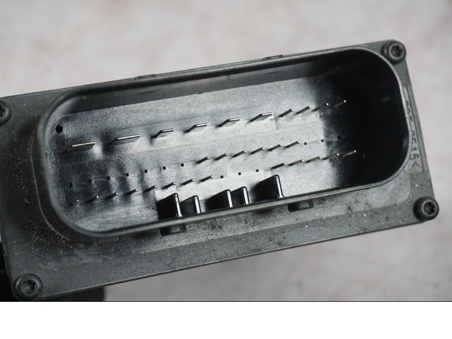 Snett uppifrån på ESA Control Unit från en BMW K 1600 GTL -2015 motorcykel.