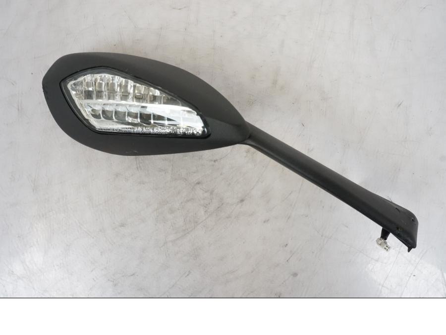 Snett nerifrån på Backspegel från en Ducati Panigale V2 -2022 motorcykel.