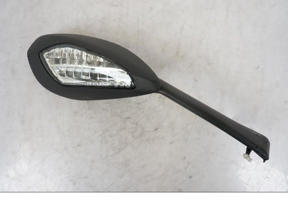 Snett nerifrån på Backspegel från en Ducati Panigale V2 -2022 motorcykel.