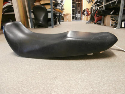 Höger sida på Sadel från en Kawasaki GPZ 500 -1991 motorcykel.