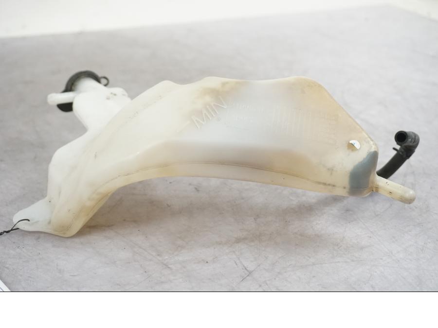 Baksidan på Vattenexpansionskärl från en Triumph Tiger -2009 motorcykel.