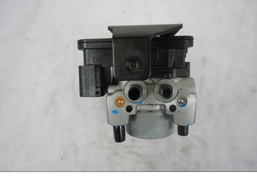 Baksidan på ABS Modulator från en Kawasaki Z 800 -2014 motorcykel.