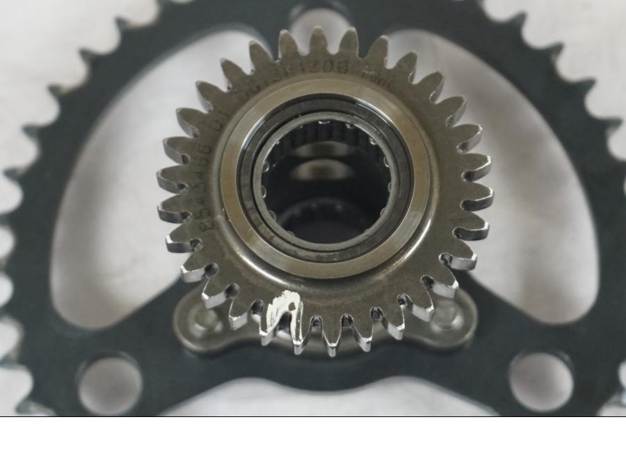 Höger sida på Kamkedjedrev från en BMW R 1200 GSA -2014 motorcykel.