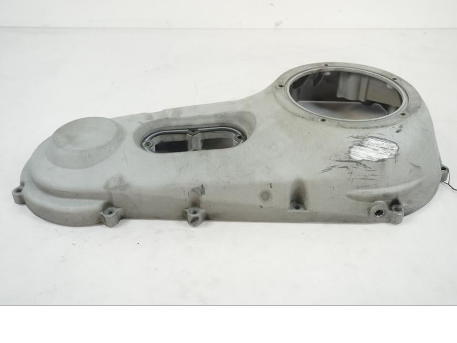 Baksidan på Transmissionskåpa från en H-D Softail Standard FXST -2001 motorcykel.