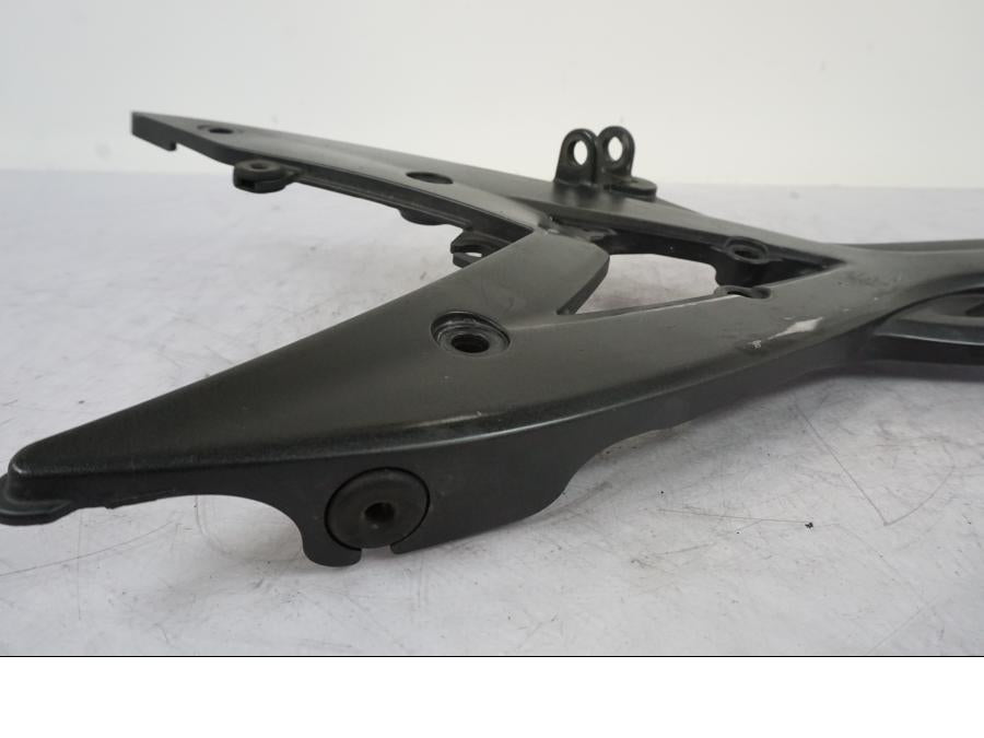 Snett nerifrån på Fotpinnefäste från en Kawasaki ER-6N -2008 motorcykel.