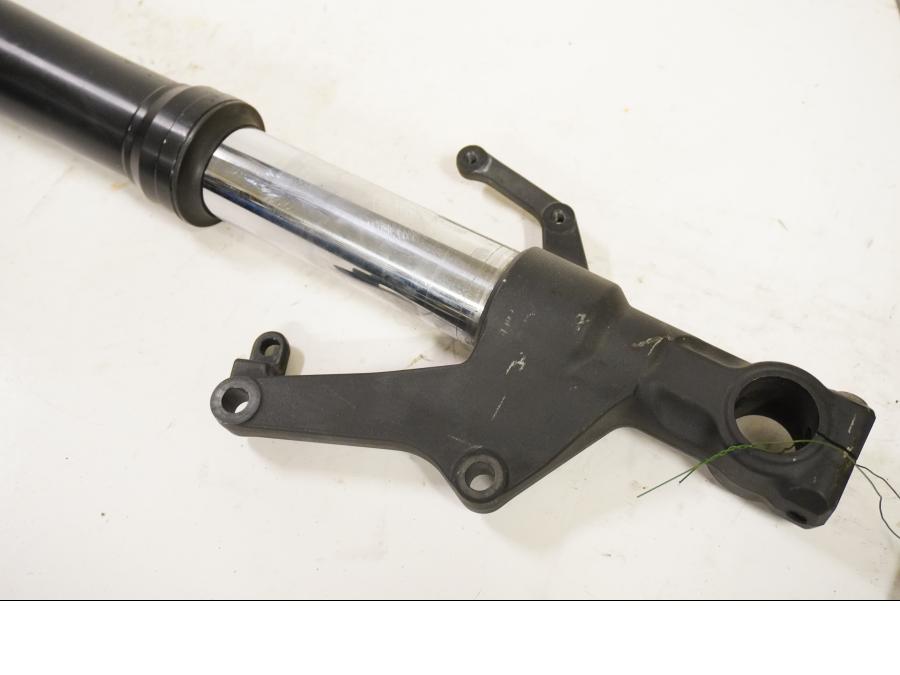 Baksidan på Gaffelben från en Yamaha FZ-1 N -2007 motorcykel.