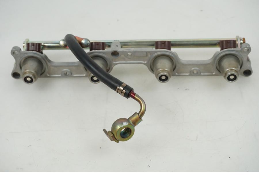 Baksidan på Fuel Rail från en Honda CBR 1000 -2005 motorcykel.