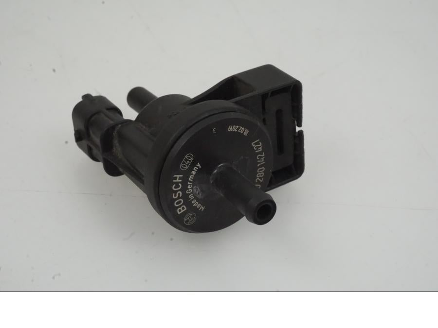 Baksidan på Fuel Evap System från en KTM 1290 Super Duke -2019 motorcykel.