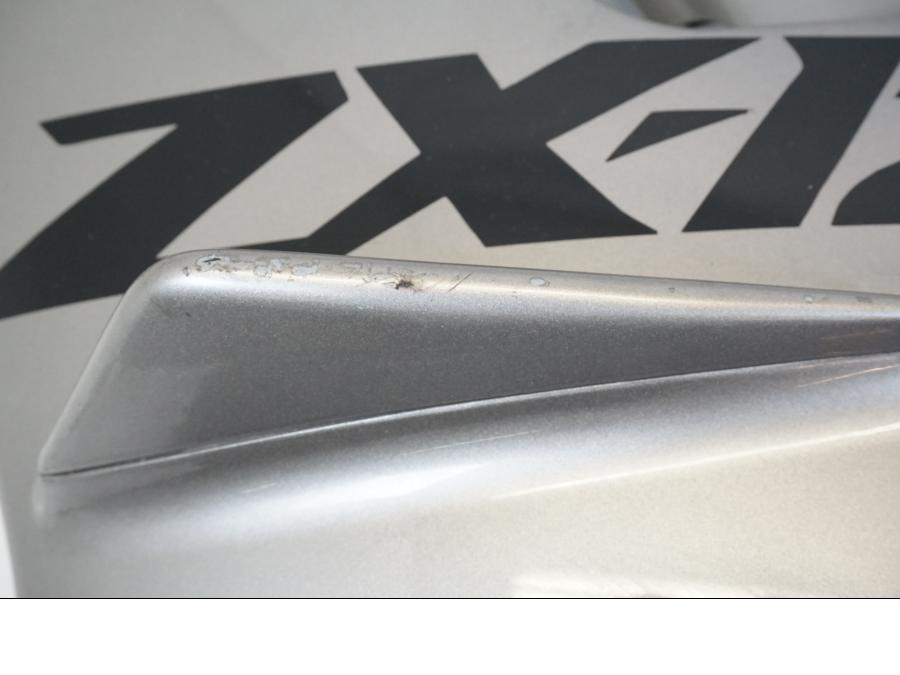 Snett nerifrån på Sidkåpa från en Kawasaki ZX-12R -2000 motorcykel.