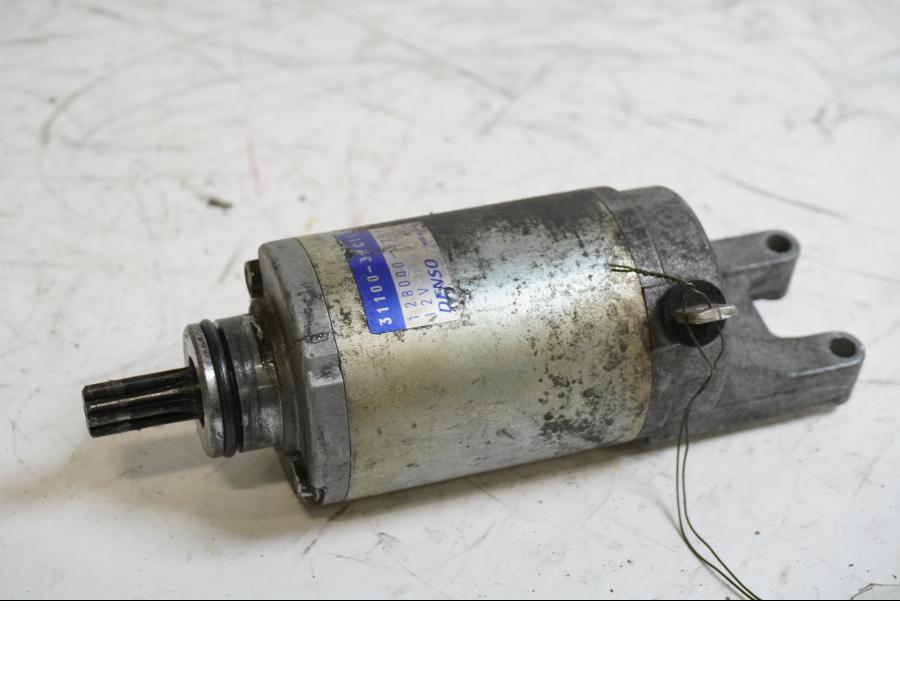 Framsidan på Startmotor från en Suzuki GSX 600 F -2000 motorcykel.