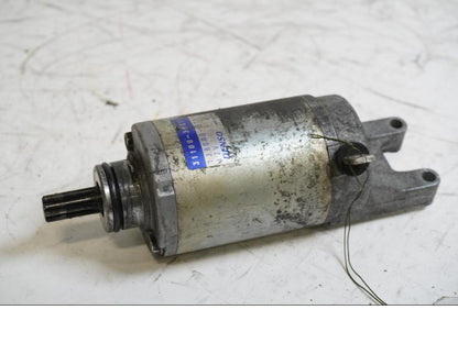 Framsidan på Startmotor från en Suzuki GSX 600 F -2000 motorcykel.