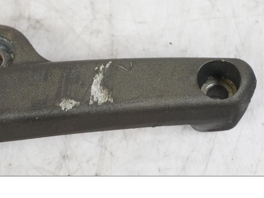 Baksidan på Fotpinnefäste från en Buell 1125 R -2008 motorcykel.