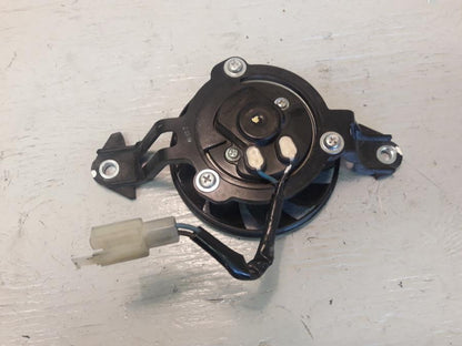 Baksidan på Vattenkylfläkt från en Yamaha WR 125 -2010 motorcykel.