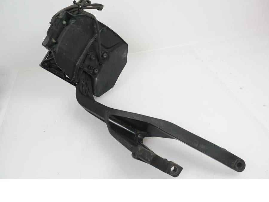 Vänster sida på Skylthållare från en Ducati Scrambler 800 -2016 motorcykel.