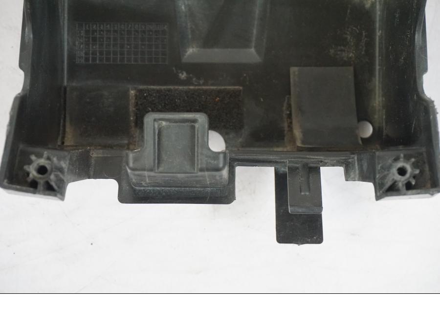 Baksidan på Batterihållare från en Suzuki GSX-S 1000 -2017 motorcykel.