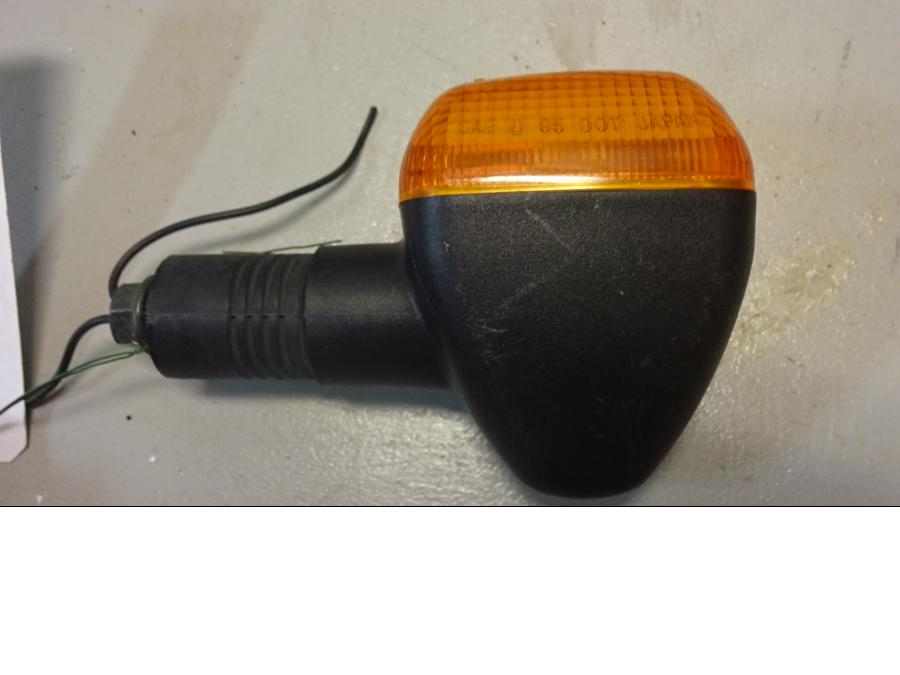 Snett nerifrån på Blinkers från en Suzuki GSX 750 -1999 motorcykel.