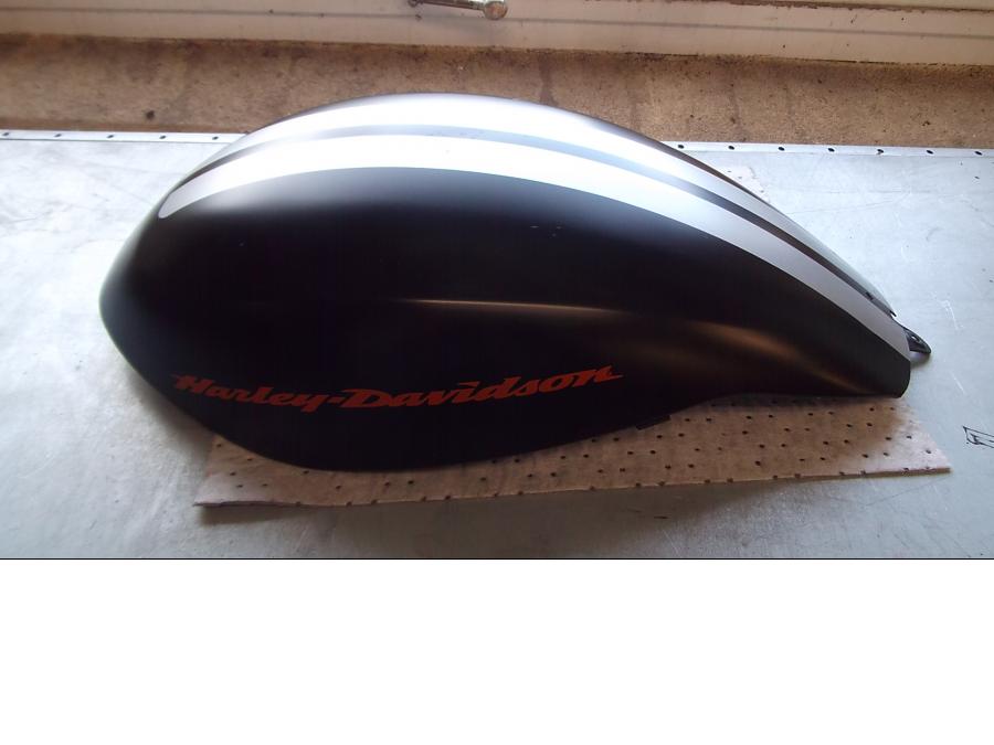 Framsidan på Bensintankskåpa från en H-D V-ROD Night Rod Special VRSCDX -2010 motorcykel.