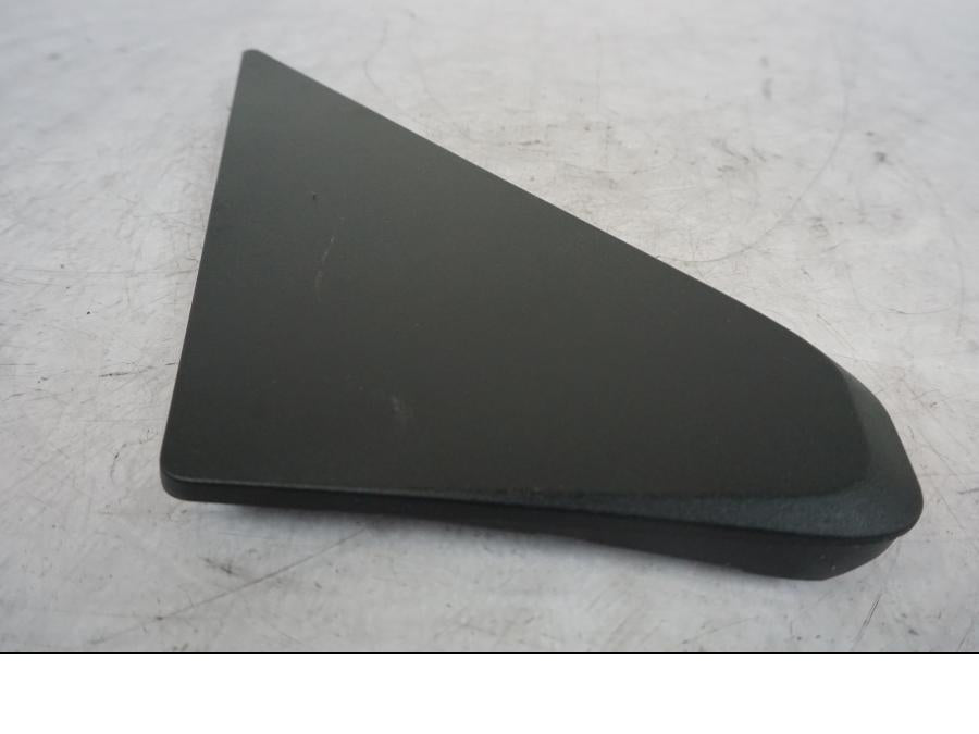 Höger sida på Sidopanel från en KTM 1290 Super Duke R -2023 motorcykel.