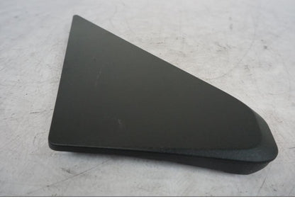 Höger sida på Sidopanel från en KTM 1290 Super Duke R -2023 motorcykel.