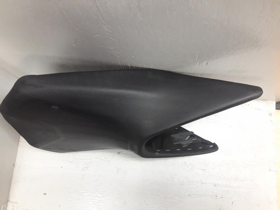 Baksidan på Sadel från en KTM 125 Duke -2017 motorcykel.