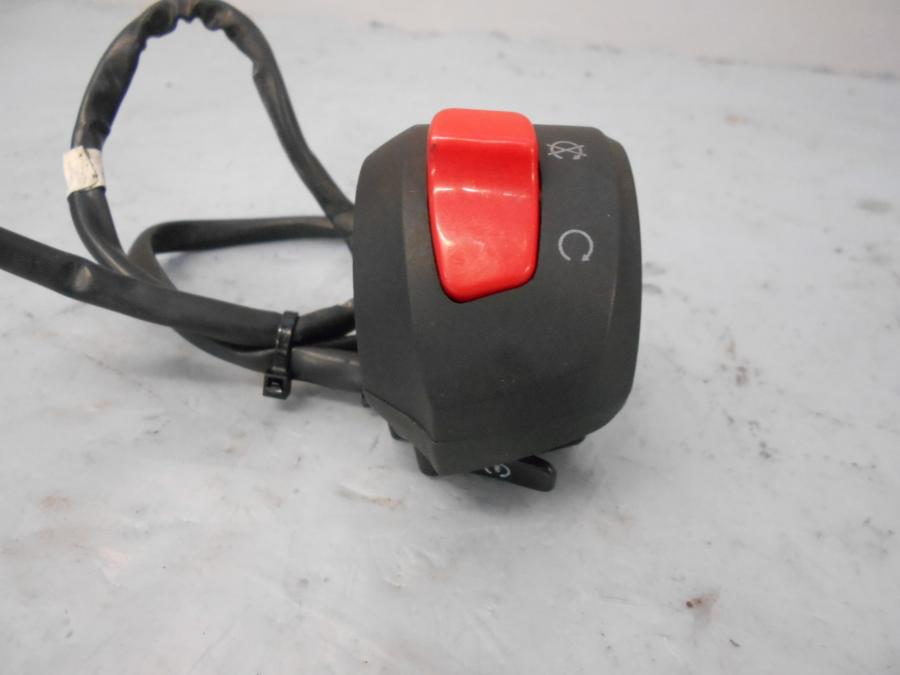 Framsidan på Styrelreglage från en Yamaha YZF-R 125 -2012 motorcykel.