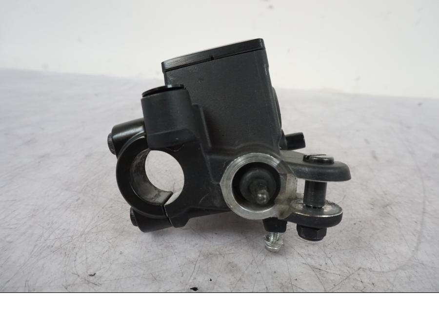 Snett nerifrån på Bromshuvudcylinder från en Yamaha MT-09 -2020 motorcykel.