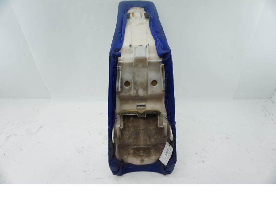 Höger sida på Sadel från en Yamaha DT 125 -2002 motorcykel.