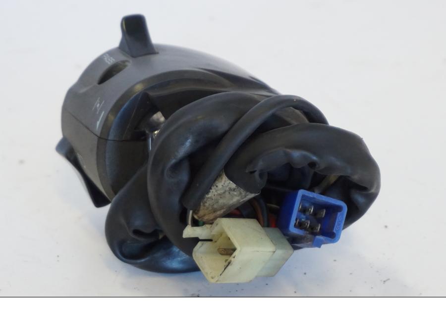 Snett uppifrån på Styrelreglage från en Yamaha YZF 1000 R -1997 motorcykel.