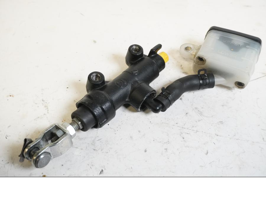 Framsidan på Bromshuvudcylinder från en Triumph Tiger -2012 motorcykel.