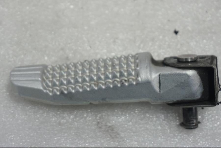 Framsidan på Fotpinne från en BMW K 1300 R -2011 motorcykel.