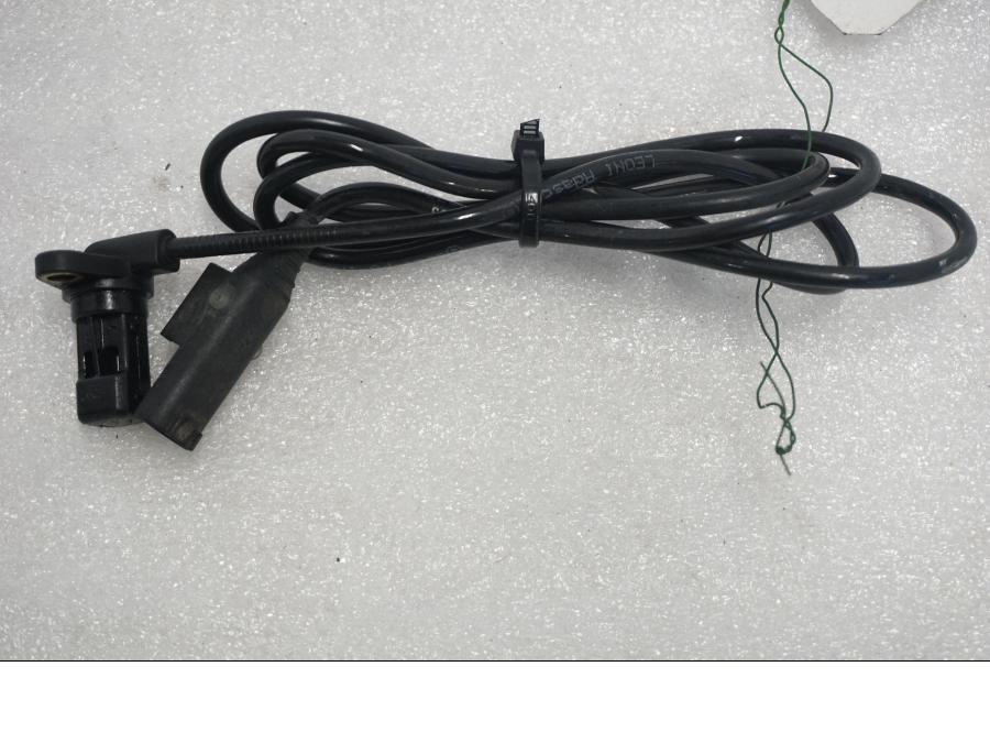 Baksidan på ABS givare från en BMW K 1300 R -2011 motorcykel.