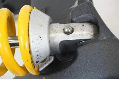 Höger sida på Sving från en Ducati Hyperstrada -2013 motorcykel.