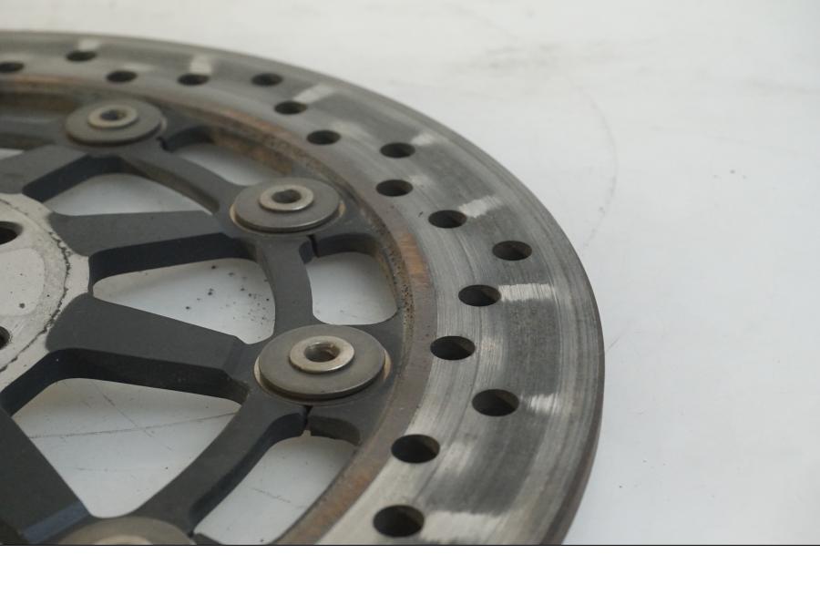 Vänster sida på Bromsskiva från en Indian Chieftain Dark Horse -2019 motorcykel.