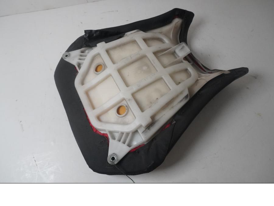 Höger sida på Sadel från en Yamaha YZF 1000 R1 -2002 motorcykel.