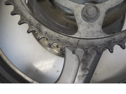 Vänster sida på Hjulpaket från en Honda XL 1000 V -1999 motorcykel.